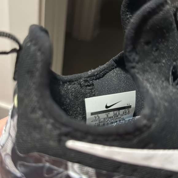 Nike Black and White Running Shoes - Picture 5 of 5